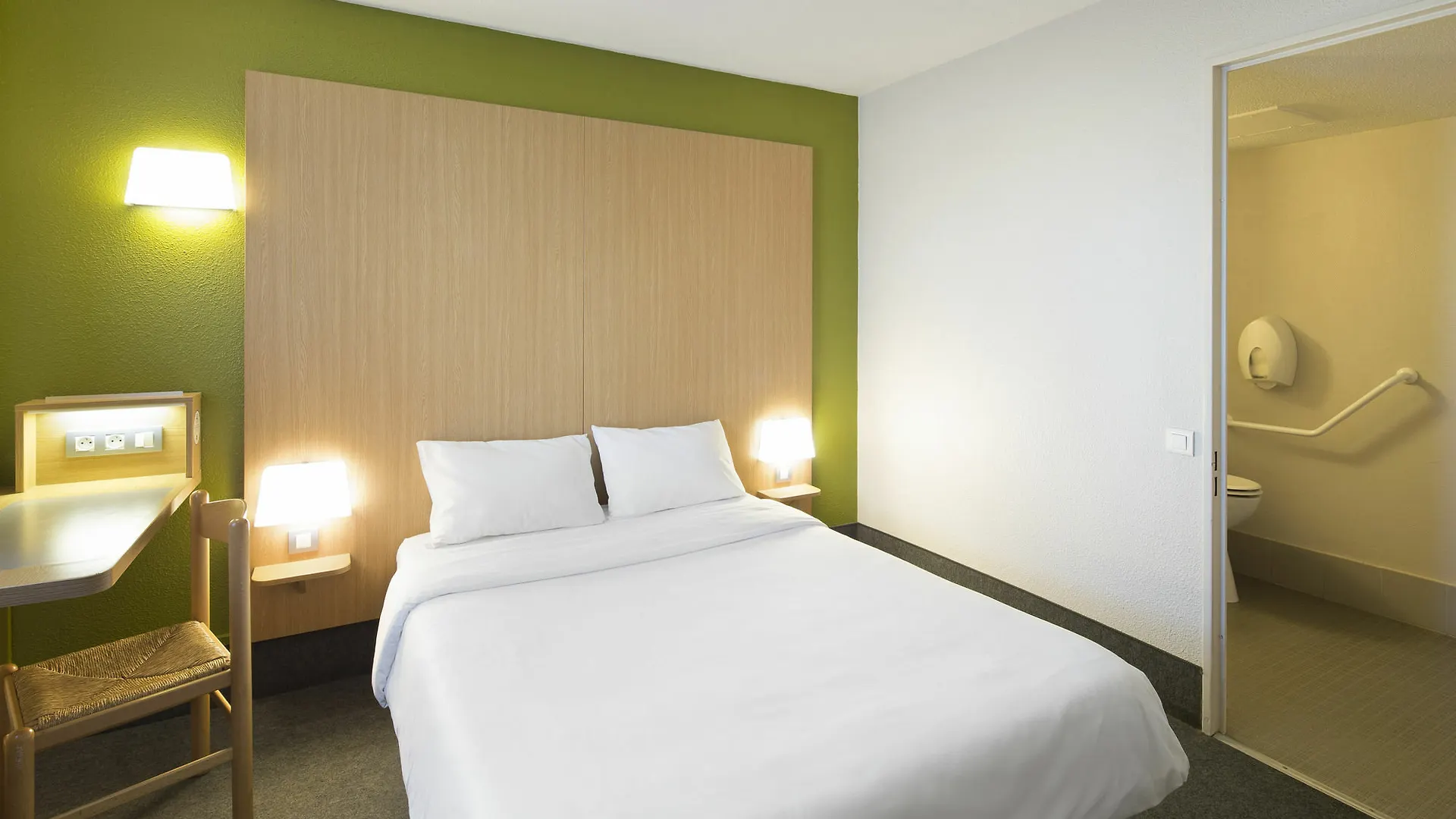 **  B&B HOTEL Saint-Etienne Monthieu France